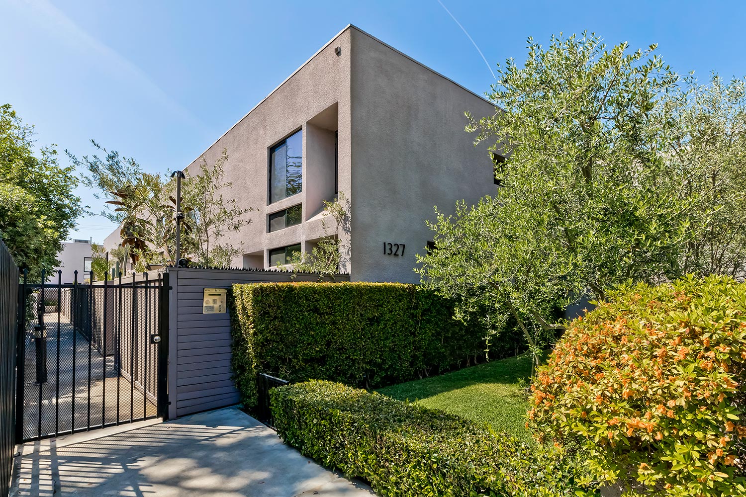 1327 North Havenhurst Drive 3